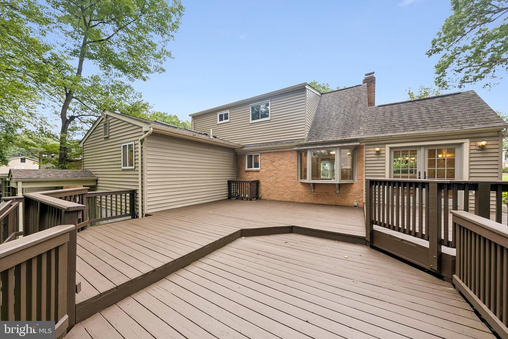 8605 VICTORIA ROAD