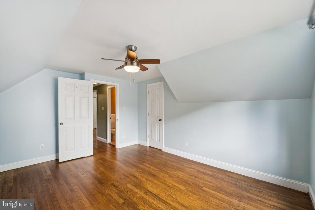 8605 VICTORIA ROAD