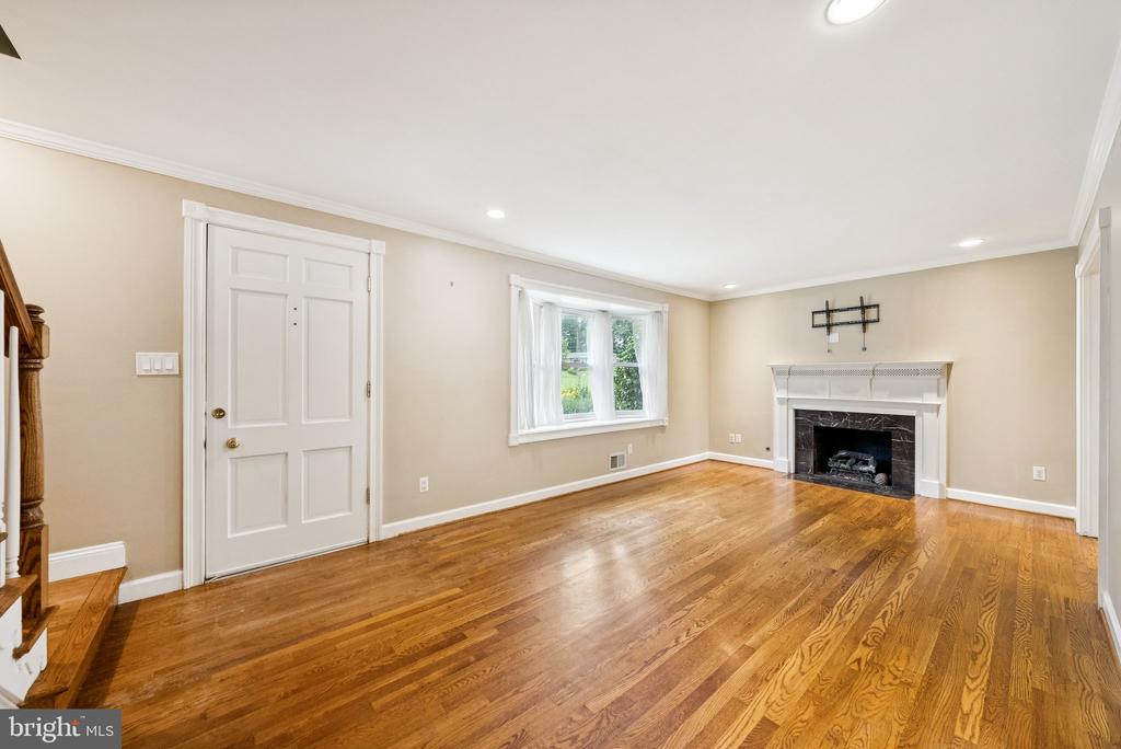 8605 VICTORIA ROAD