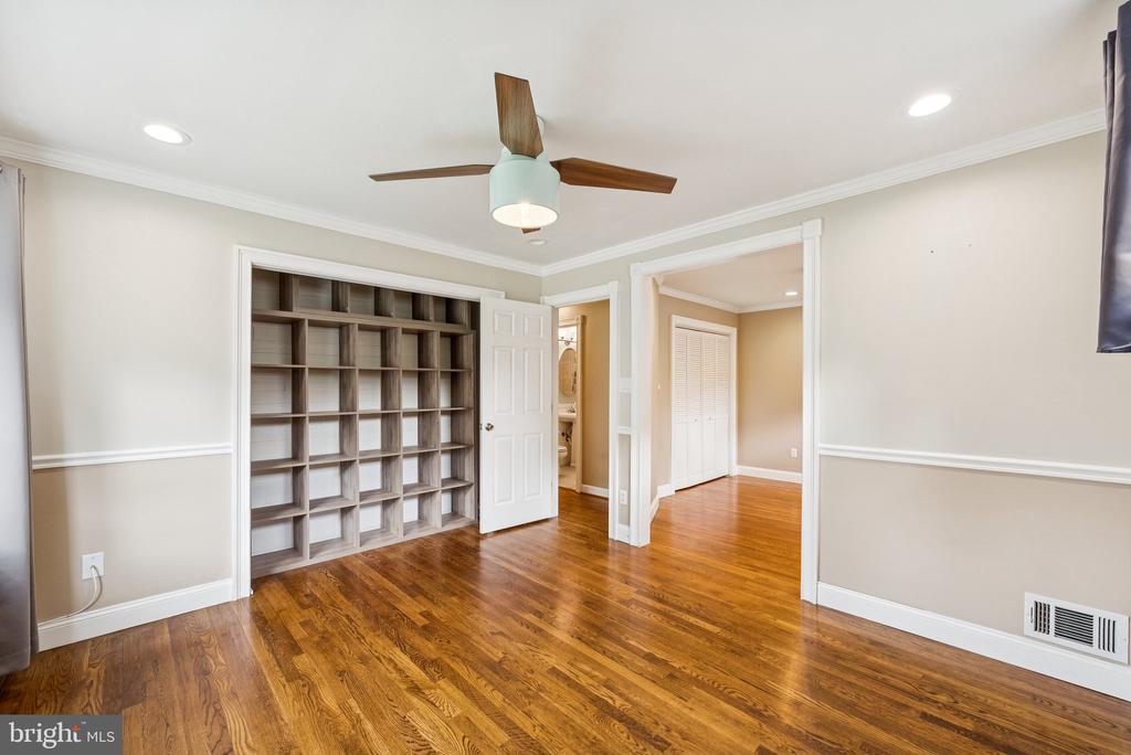 8605 VICTORIA ROAD
