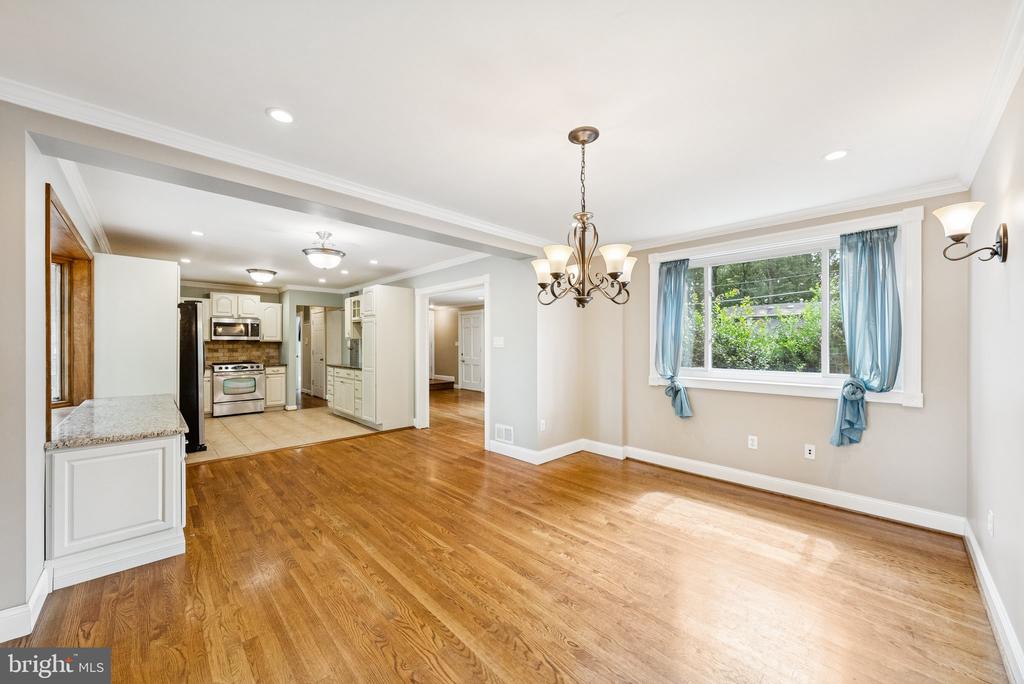 8605 VICTORIA ROAD