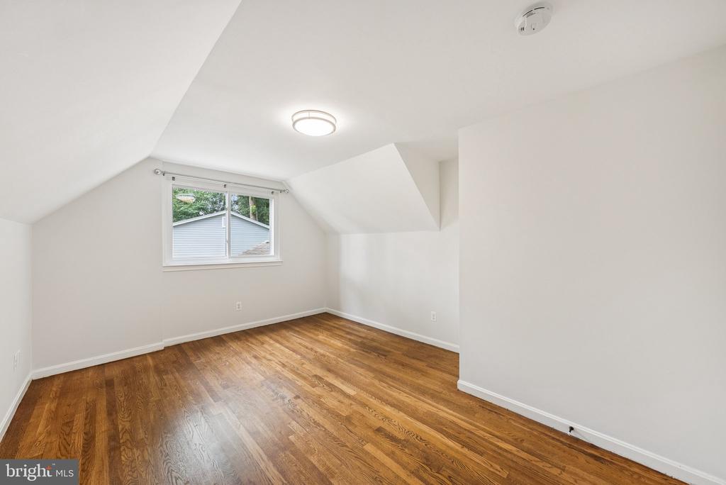 8605 VICTORIA ROAD