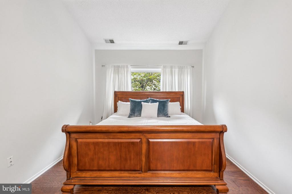1904 VILLARIDGE DRIVE B 1904B