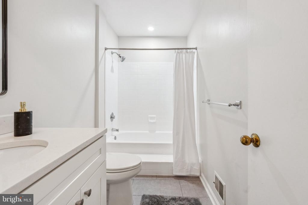 1904 VILLARIDGE DRIVE B 1904B