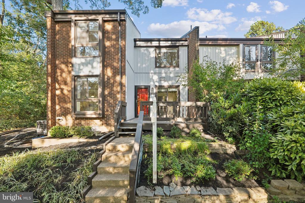 2101 COLTS NECK COURT