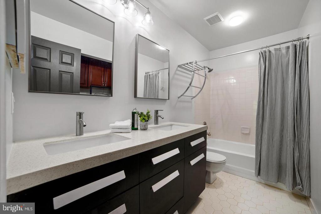 5309 TRACTOR LANE