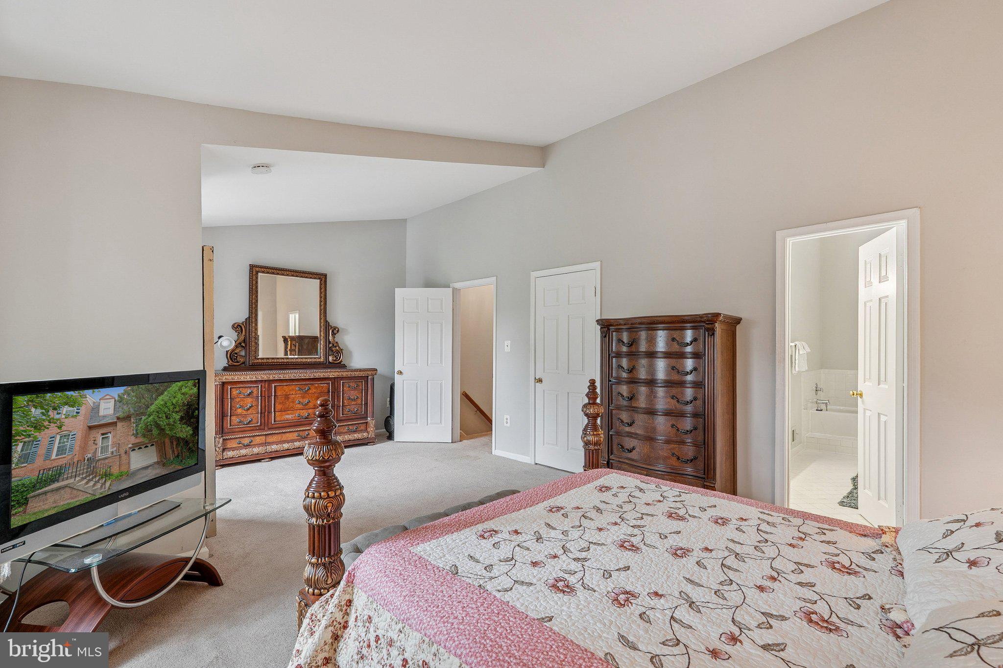 4024 NICHOLAS COURT