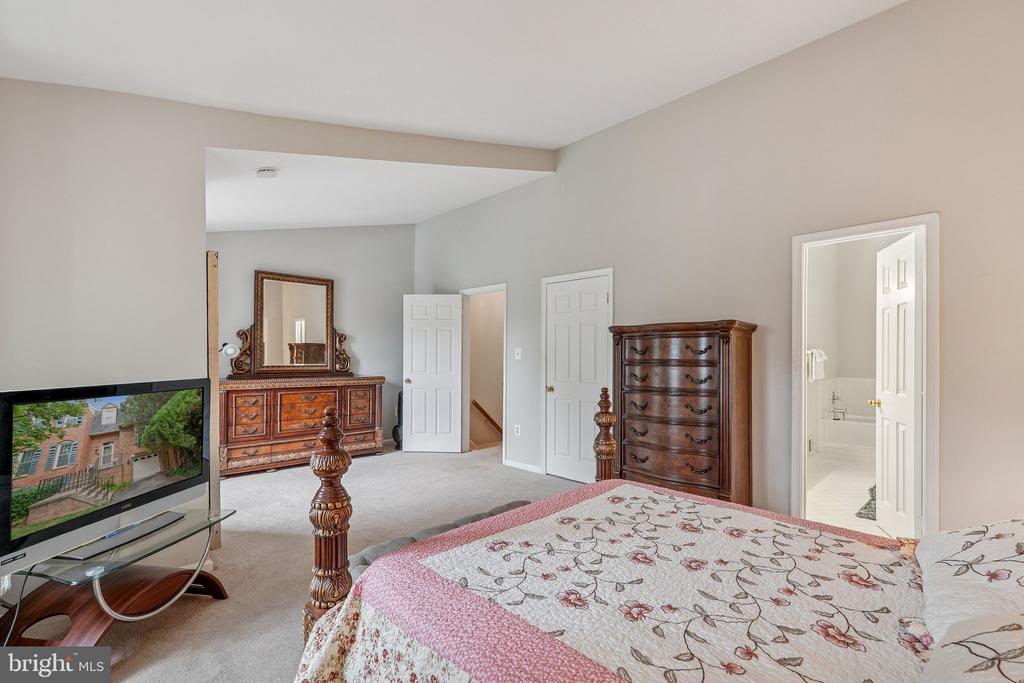 4024 NICHOLAS COURT