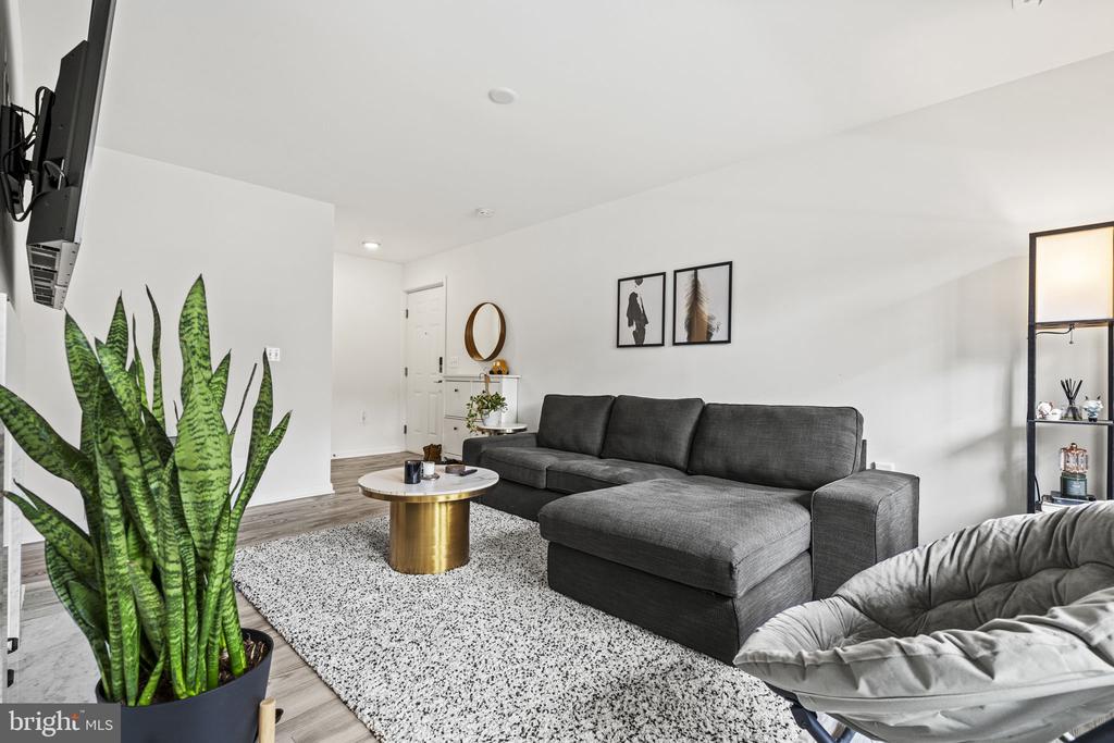 6425 RICHMOND HIGHWAY 201