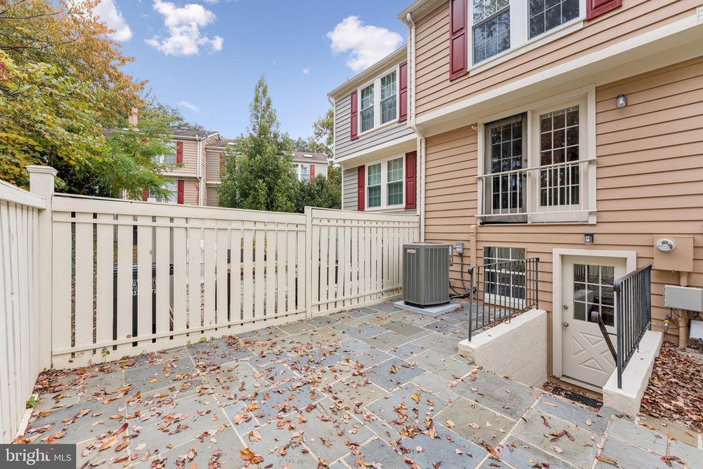 1581 WOODCREST DRIVE