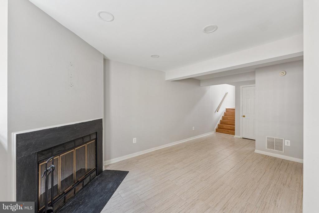 1581 WOODCREST DRIVE