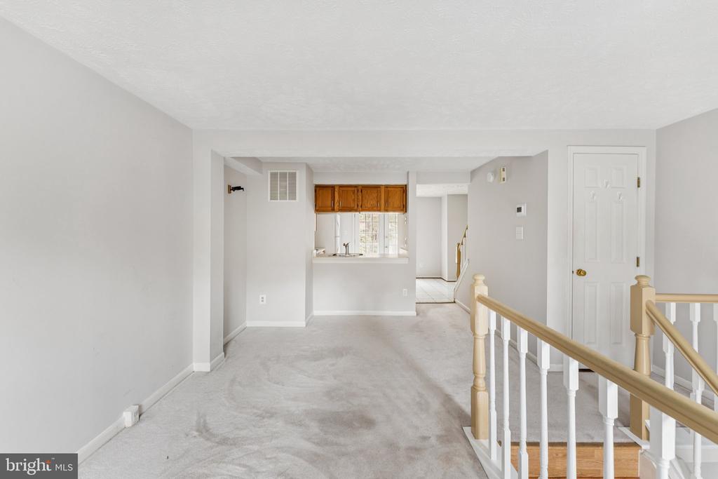 1581 WOODCREST DRIVE