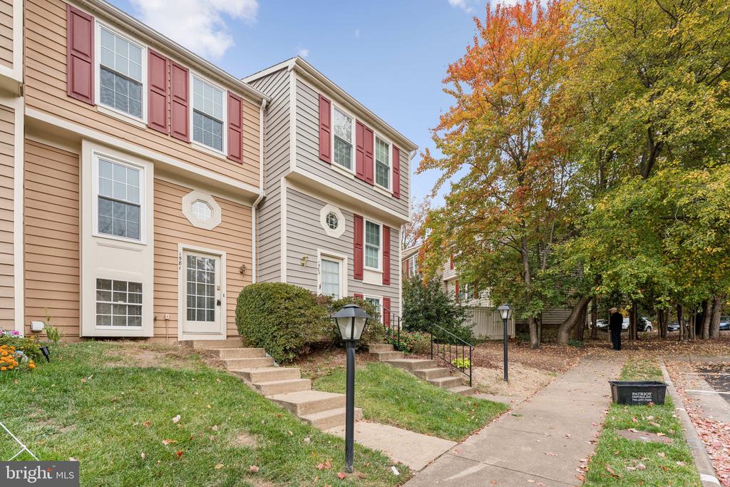 1581 WOODCREST DRIVE