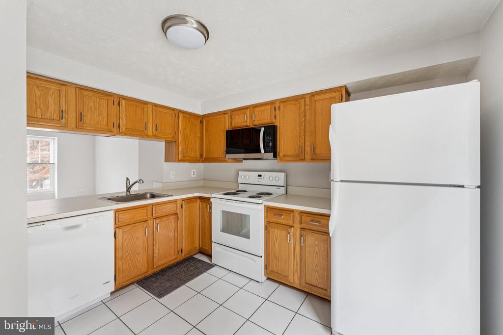 1581 WOODCREST DRIVE