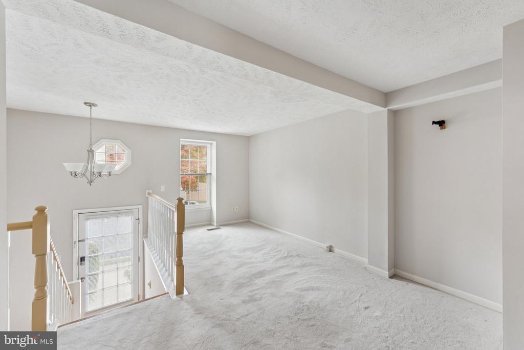 1581 WOODCREST DRIVE