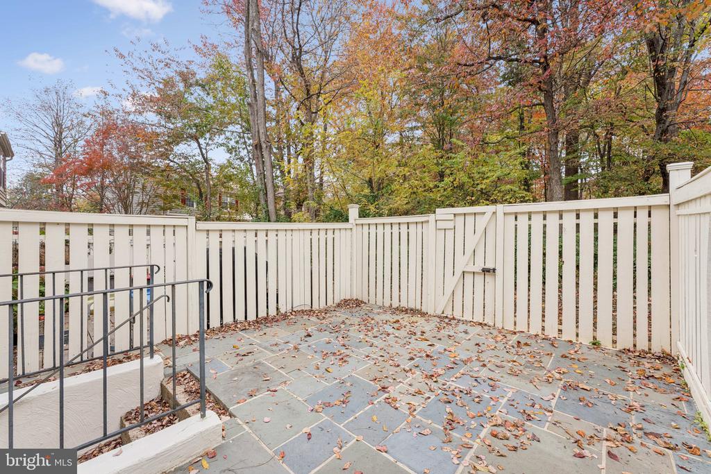 1581 WOODCREST DRIVE