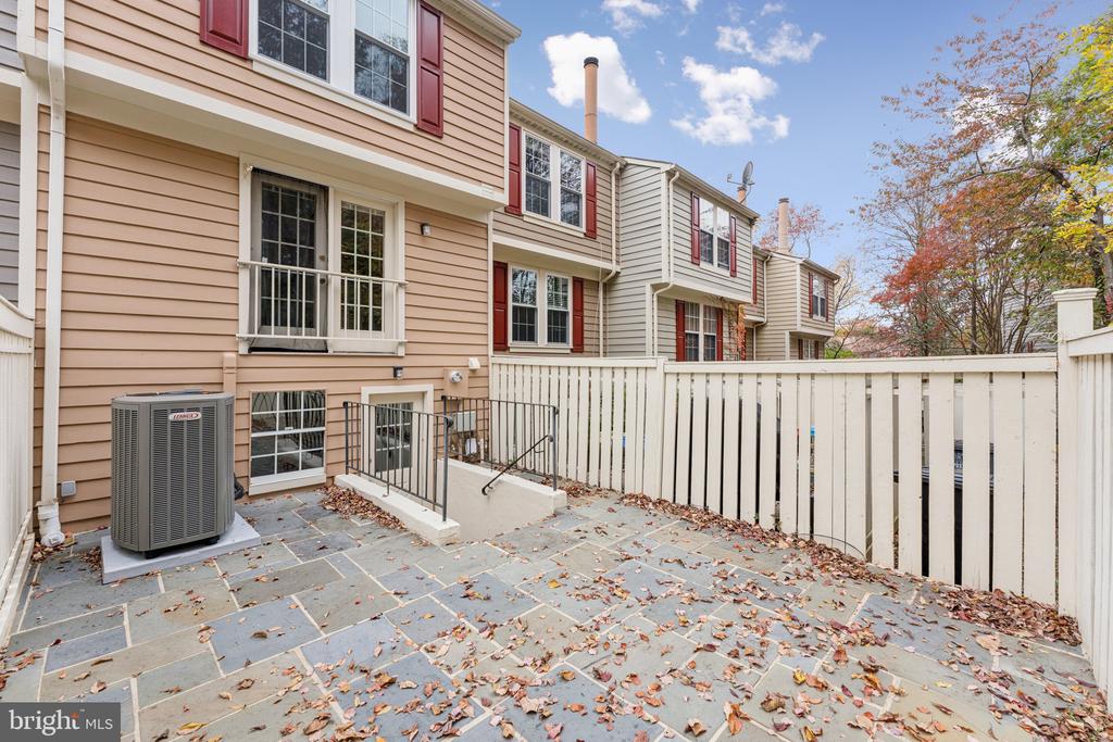 1581 WOODCREST DRIVE