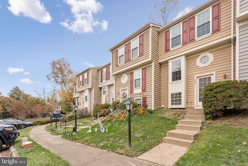 1581 WOODCREST DRIVE