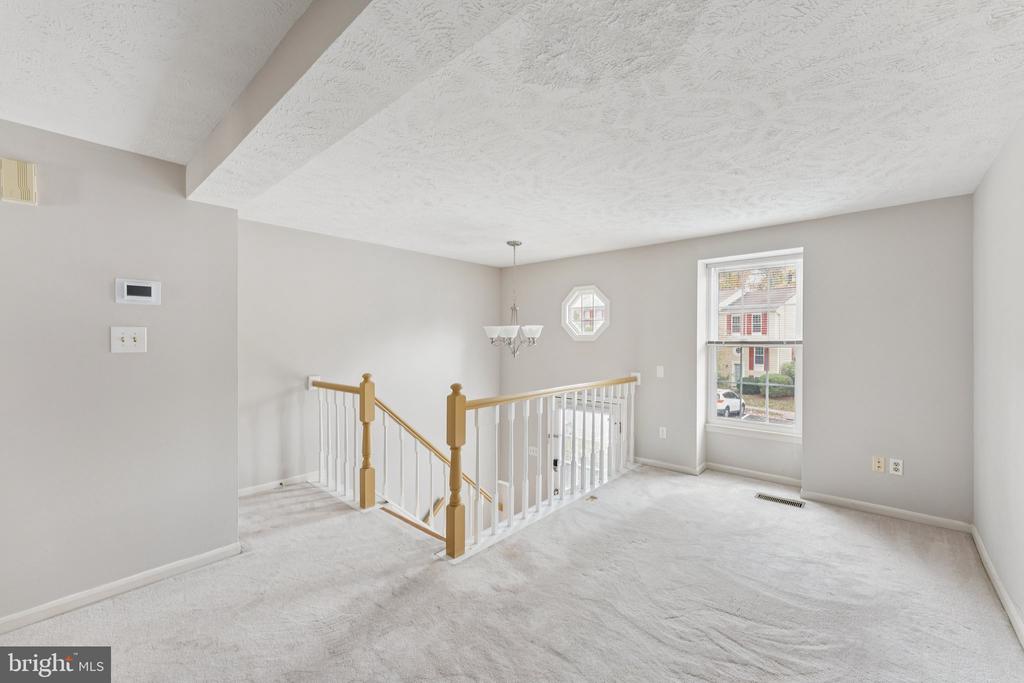 1581 WOODCREST DRIVE