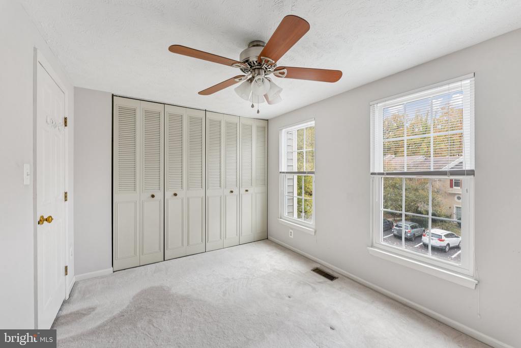 1581 WOODCREST DRIVE