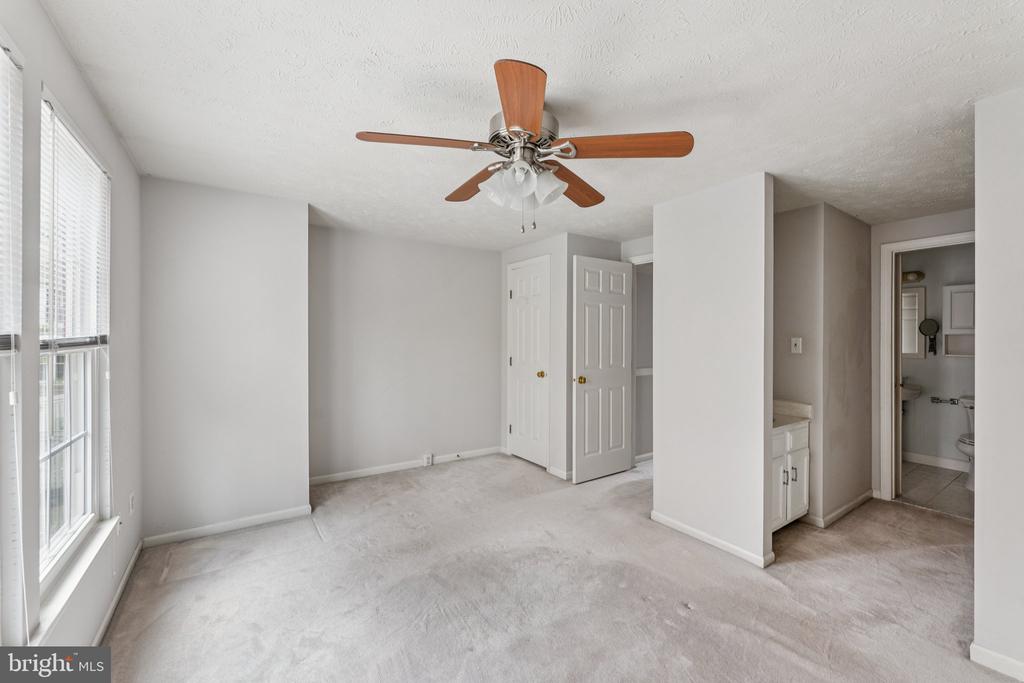 1581 WOODCREST DRIVE