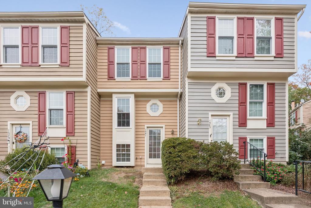 1581 WOODCREST DRIVE