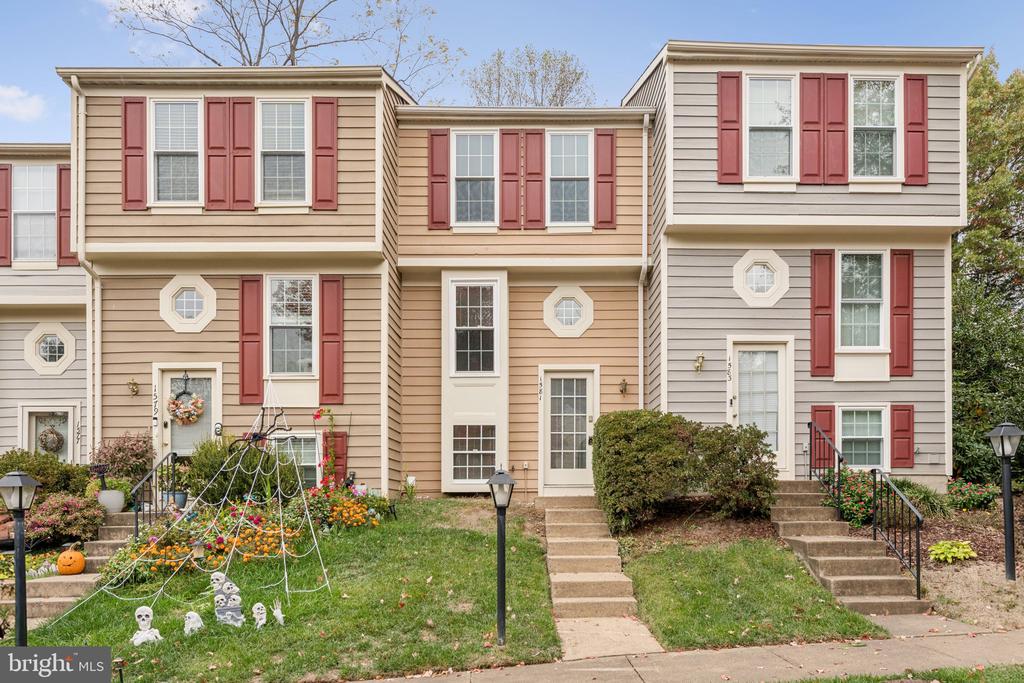 1581 WOODCREST DRIVE
