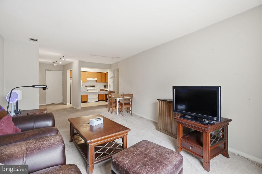 5772 REXFORD COURT G