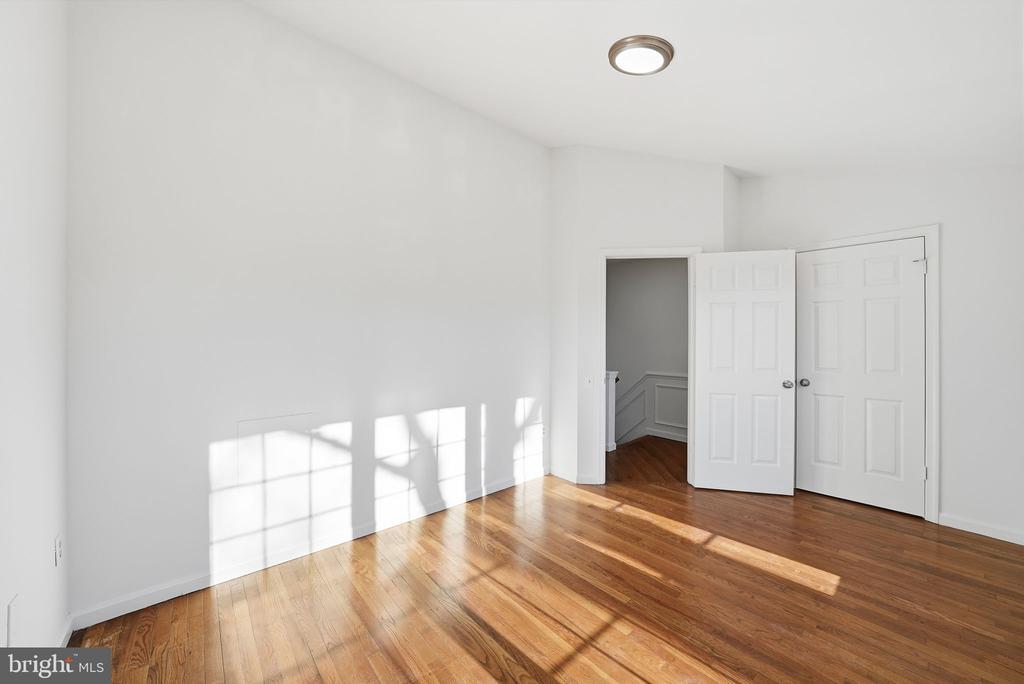 3715 HAMPTON COURT