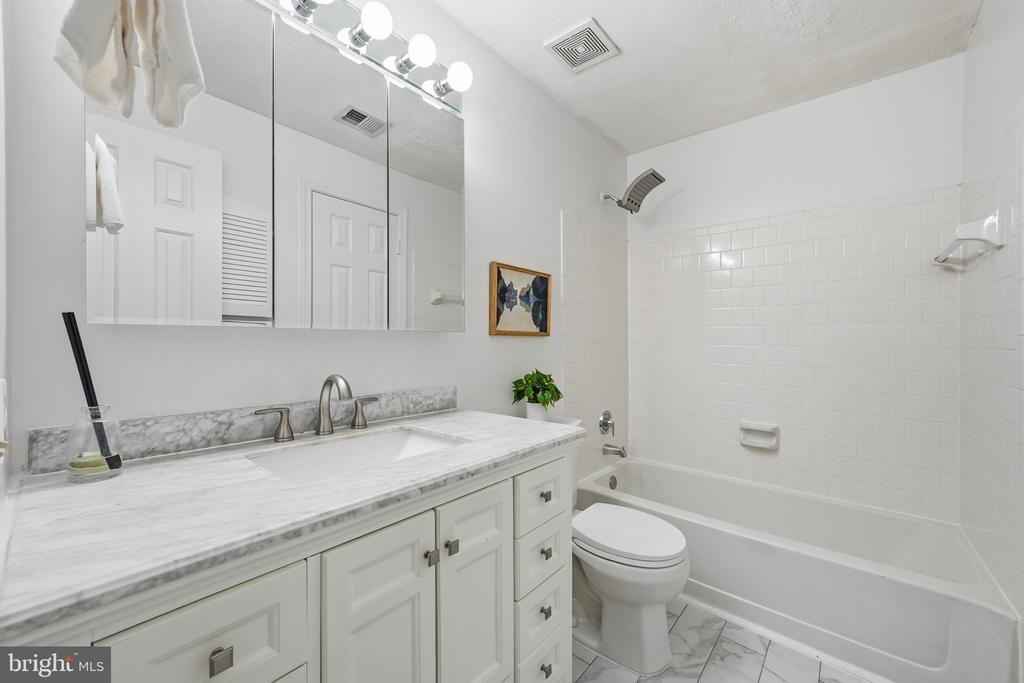 3715 HAMPTON COURT