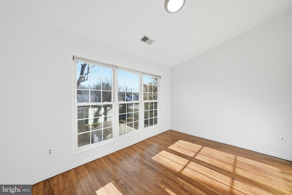 3715 HAMPTON COURT