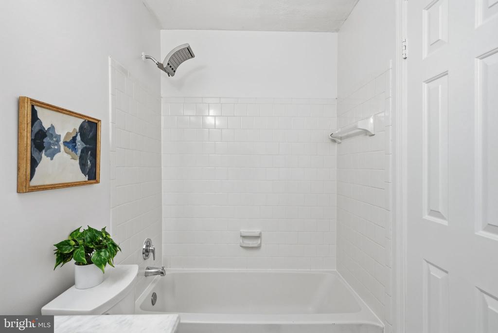 3715 HAMPTON COURT
