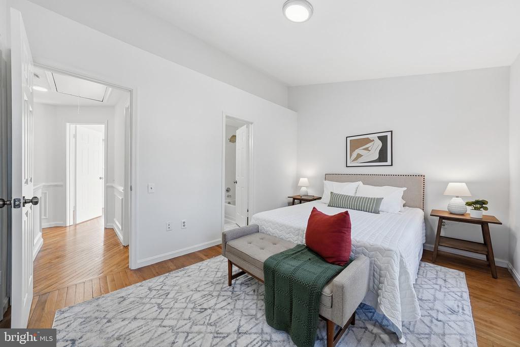 3715 HAMPTON COURT