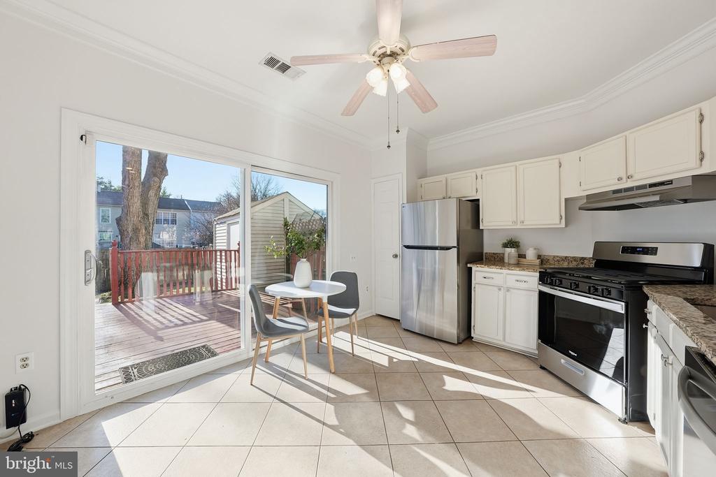 3715 HAMPTON COURT
