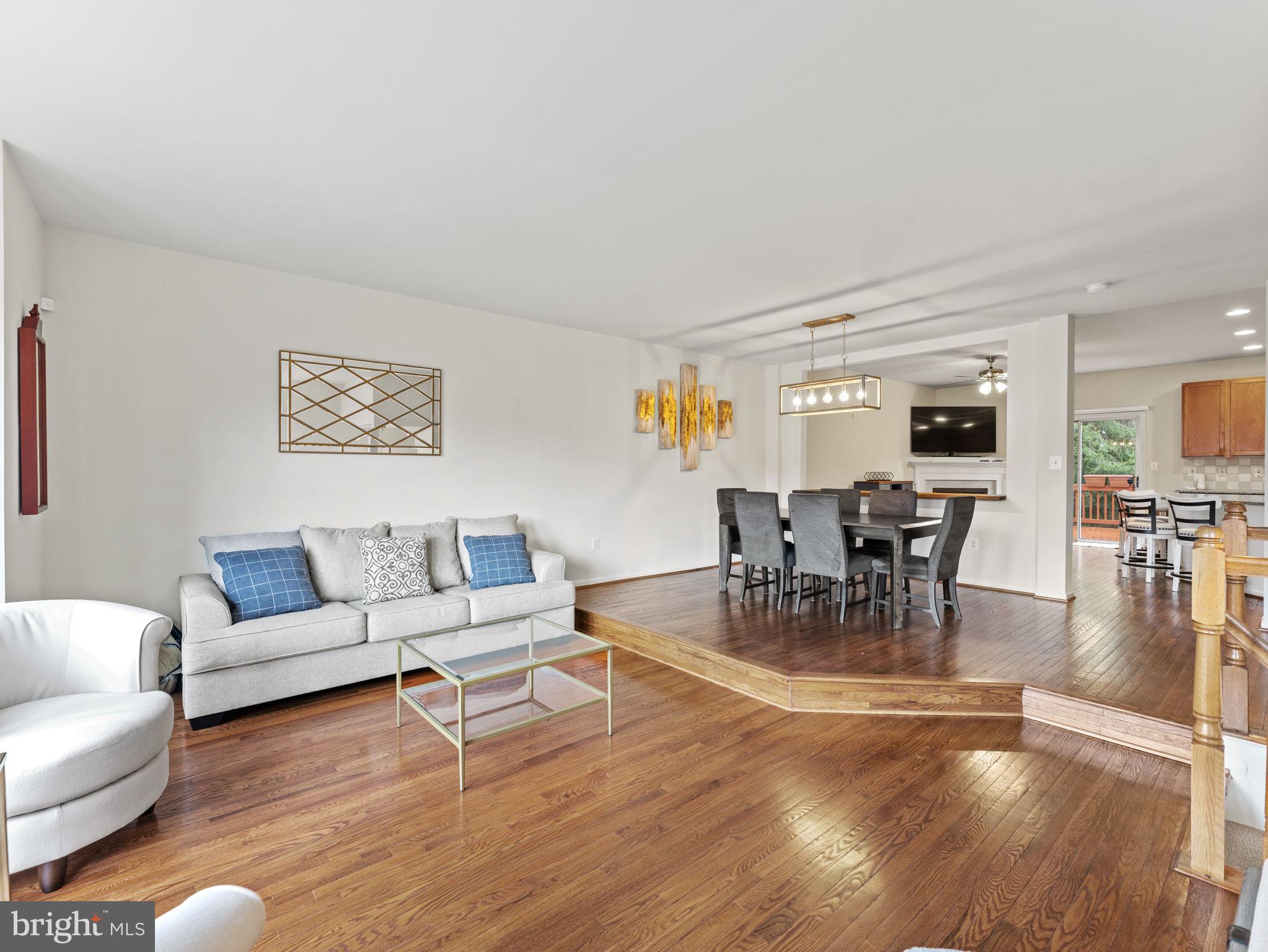 8873 ROYAL DOULTON LANE