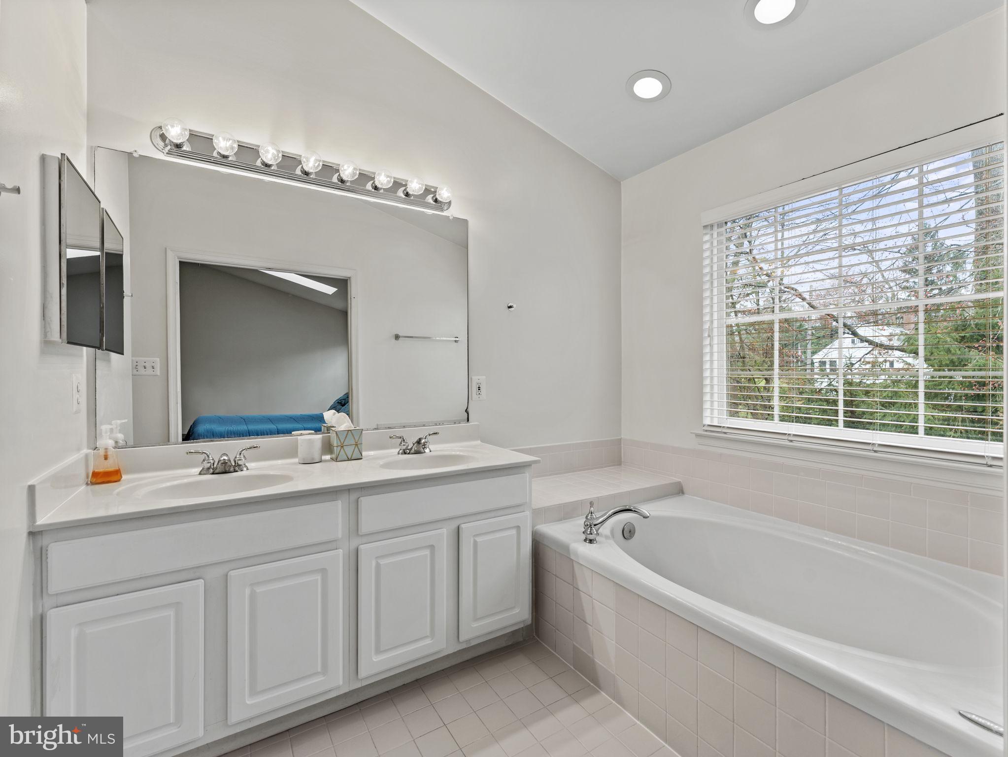 8873 ROYAL DOULTON LANE
