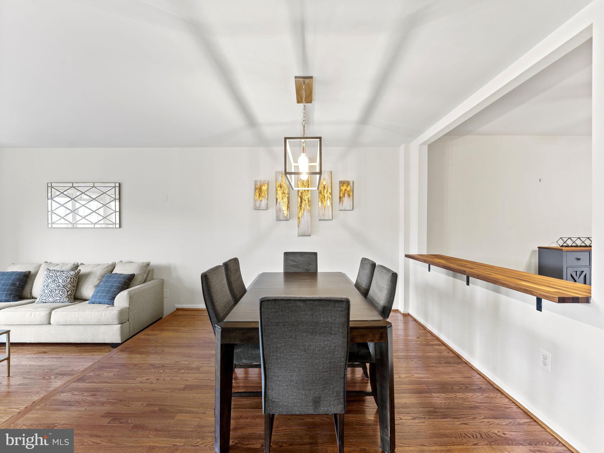 8873 ROYAL DOULTON LANE