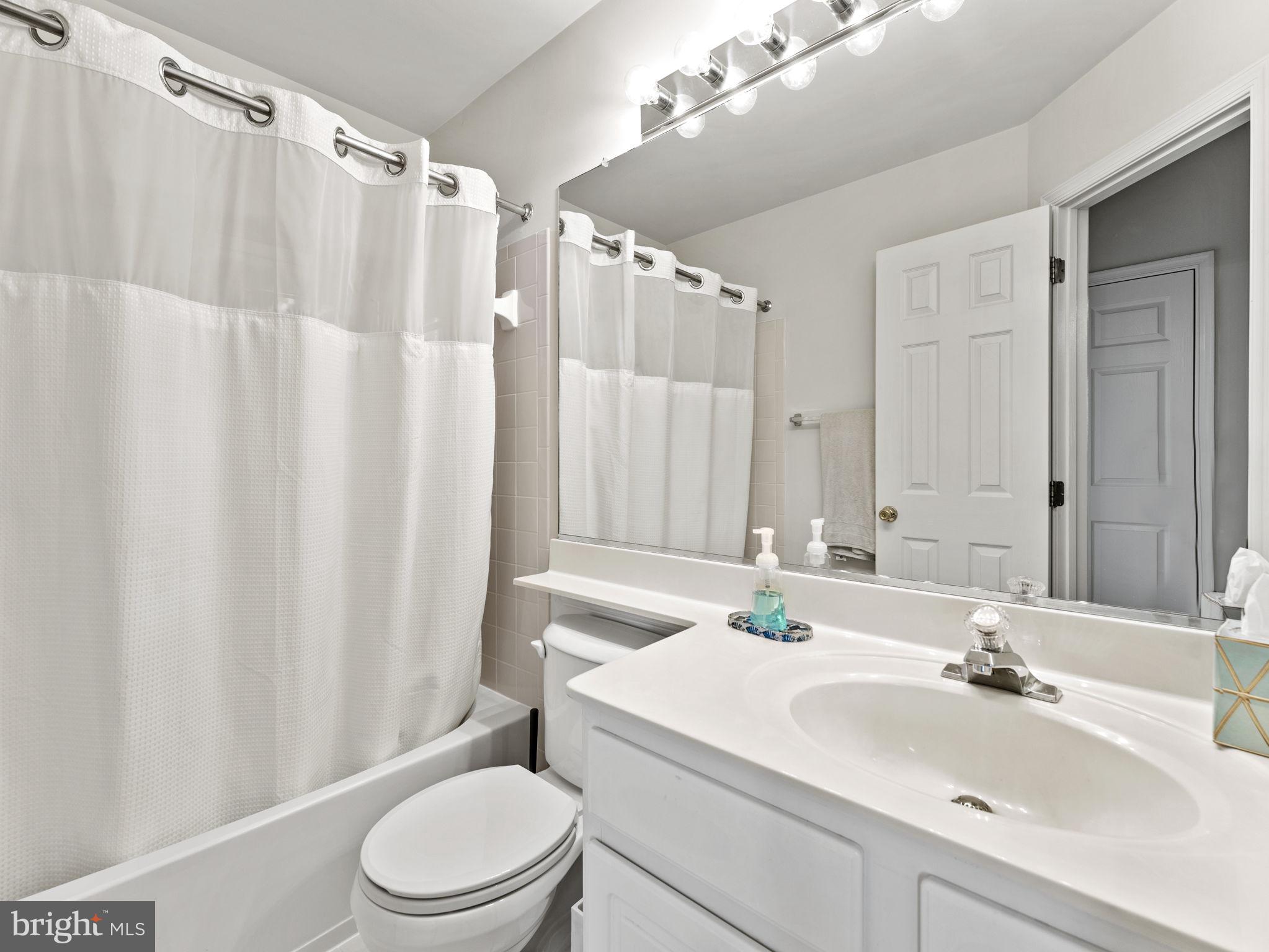 8873 ROYAL DOULTON LANE