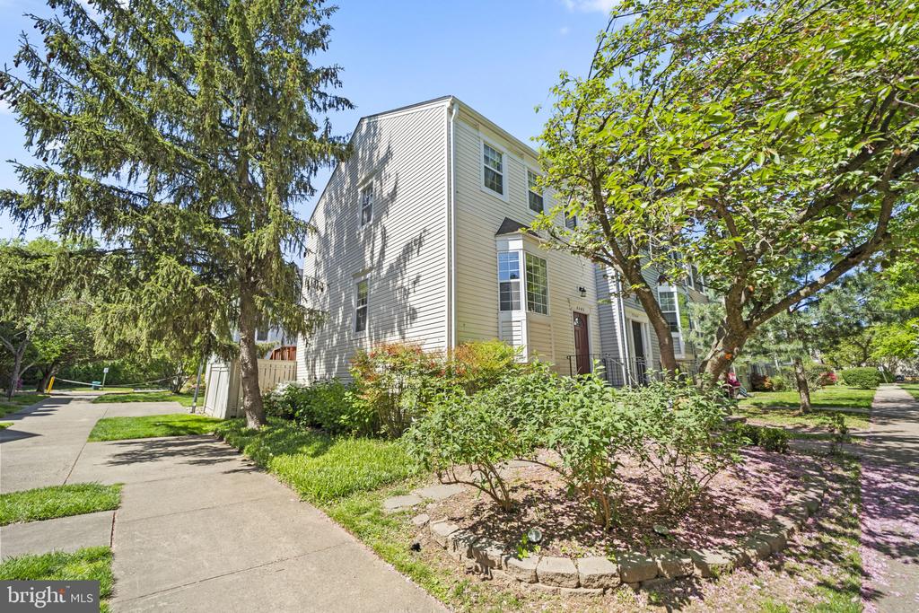 2362 HUNTERS SQUARE COURT