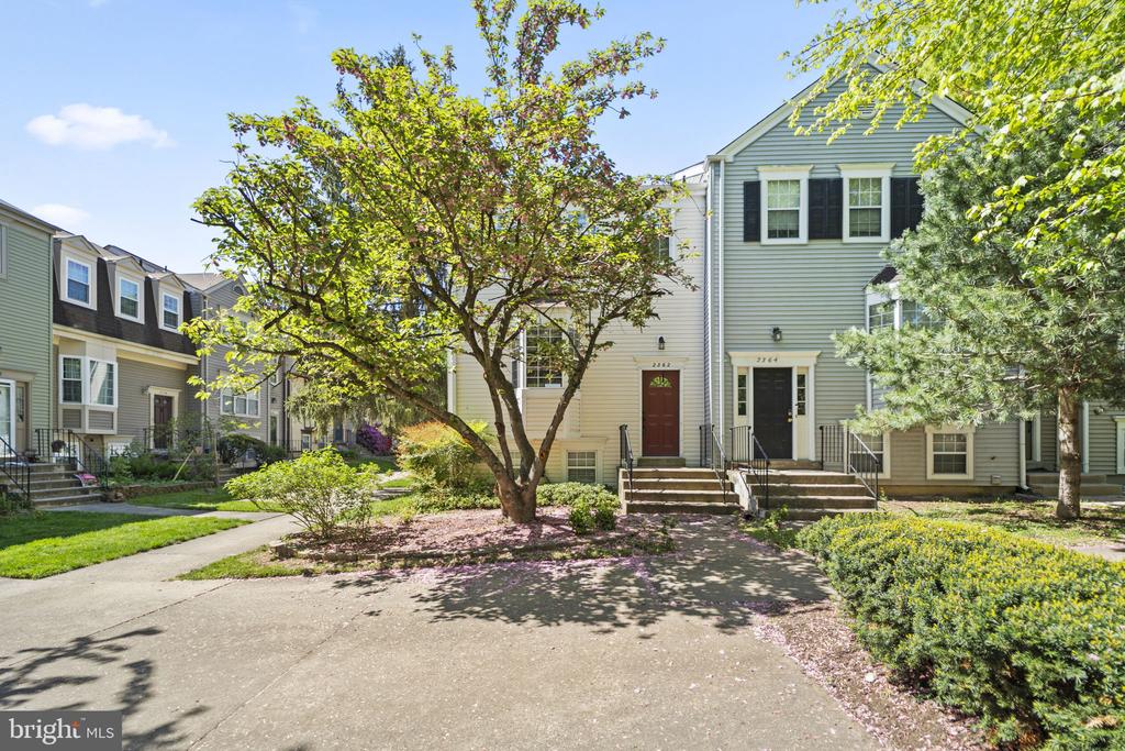 2362 HUNTERS SQUARE COURT