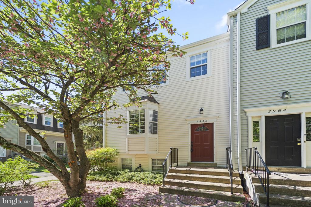 2362 HUNTERS SQUARE COURT