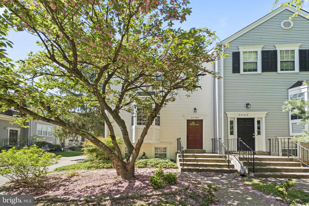 2362 HUNTERS SQUARE COURT