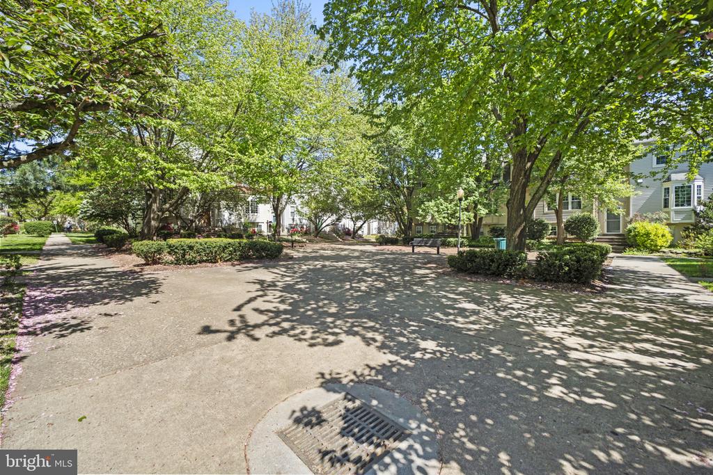 2362 HUNTERS SQUARE COURT