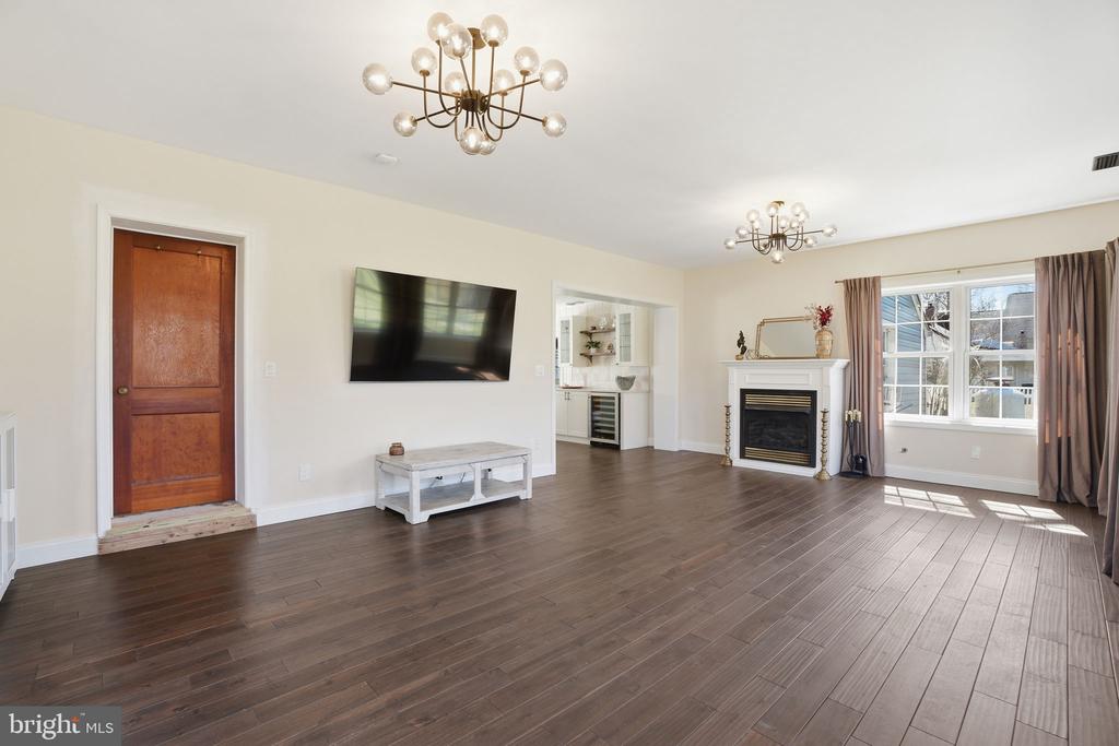 8804 OAK LEAF DRIVE