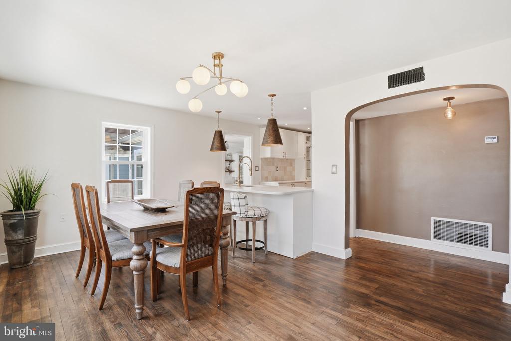 8804 OAK LEAF DRIVE