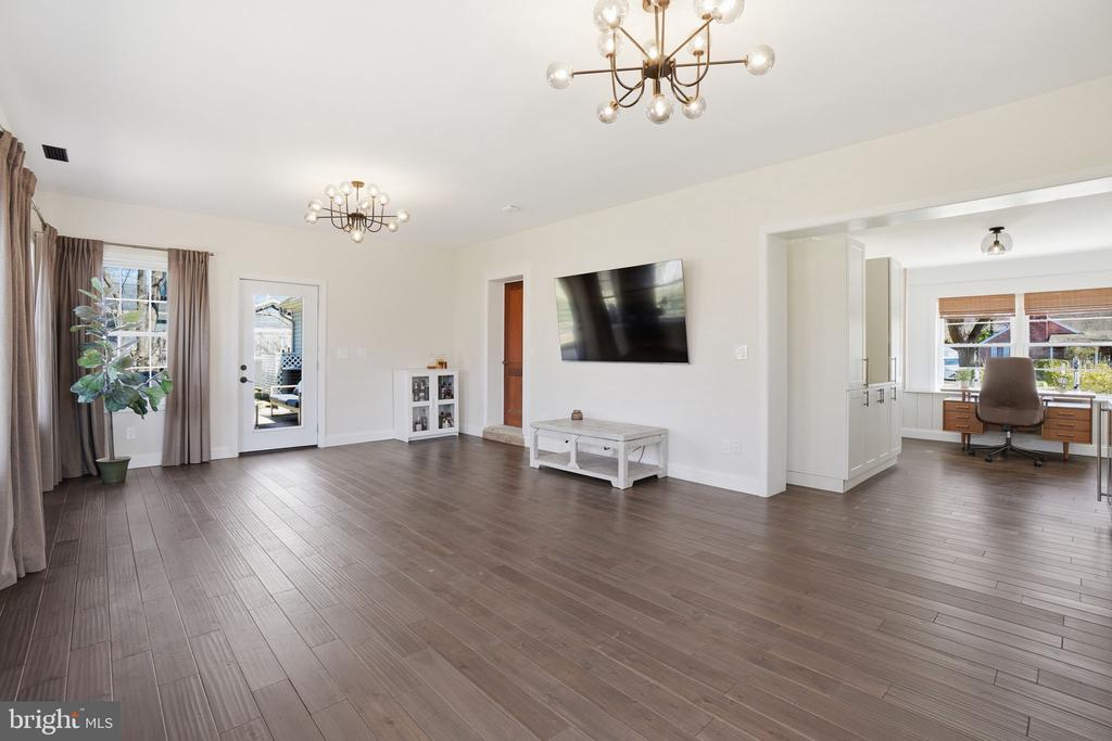 8804 OAK LEAF DRIVE