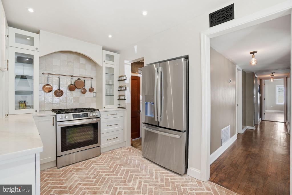 8804 OAK LEAF DRIVE