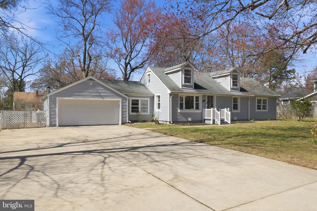 8804 OAK LEAF DRIVE