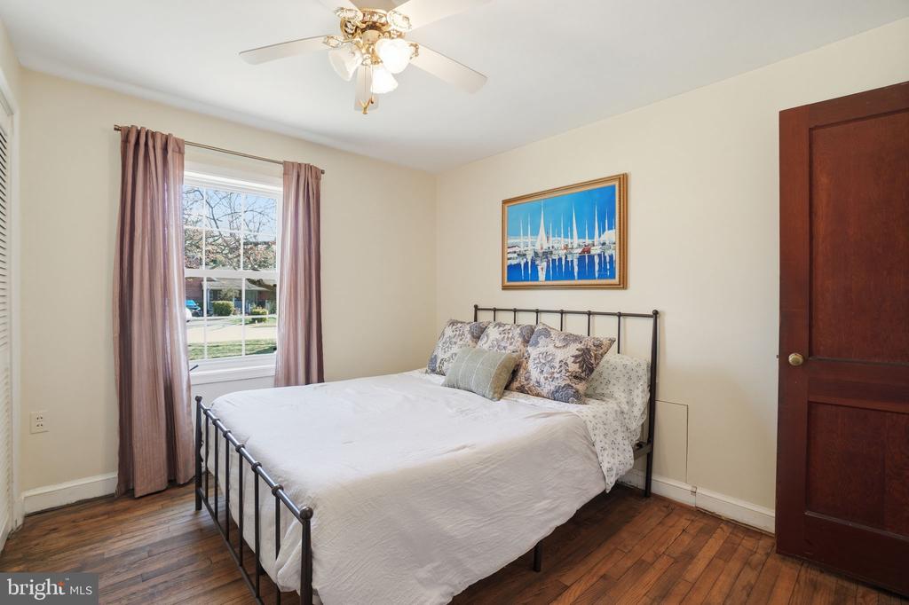 8804 OAK LEAF DRIVE