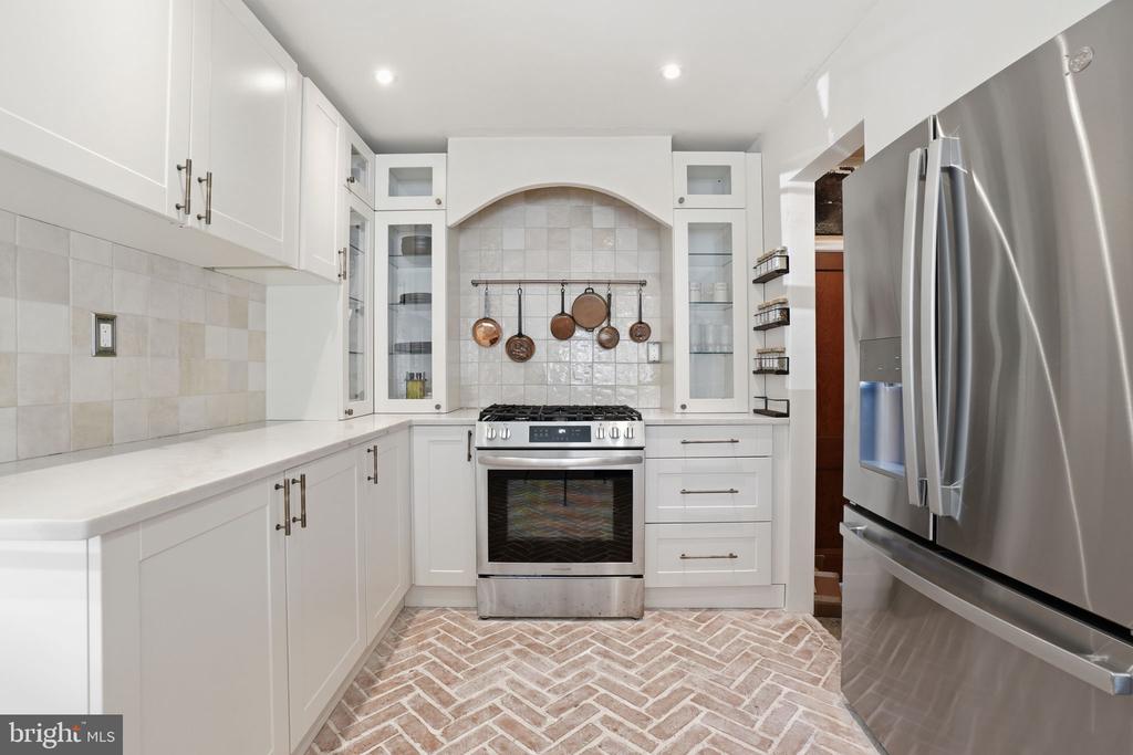 8804 OAK LEAF DRIVE